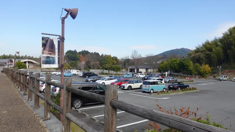 奈良県立万葉文化館の駐車場