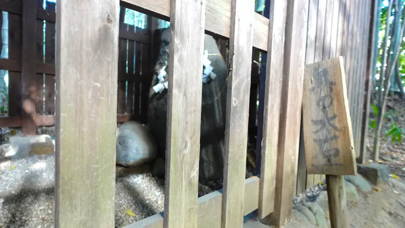 飛鳥坐神社の奥の大石