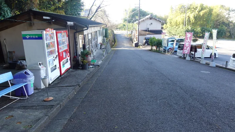 岡寺駐車場前の坂道