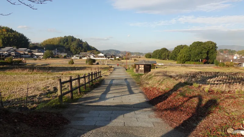 橘寺西門前から望む川原寺跡弘福寺
